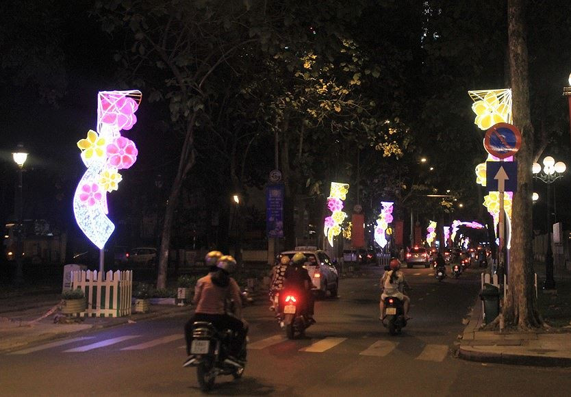 Các con đường được trang hoàng lộng lẫy.