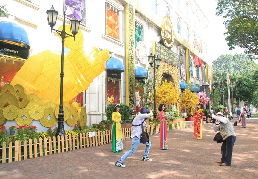 Người dân háo hức chụp ảnh đón xuân.