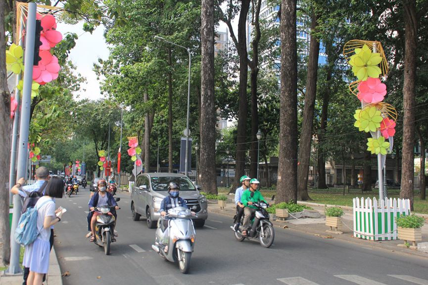 Cũng tại chính góc phố này, đào mai khoe sắc trong nắng ấm ngày Tết về