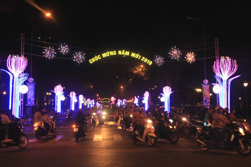 Trên các tuyến phố Sài thành những ngày này tràn ngập bầu không gian rực rỡ sắc hoa.