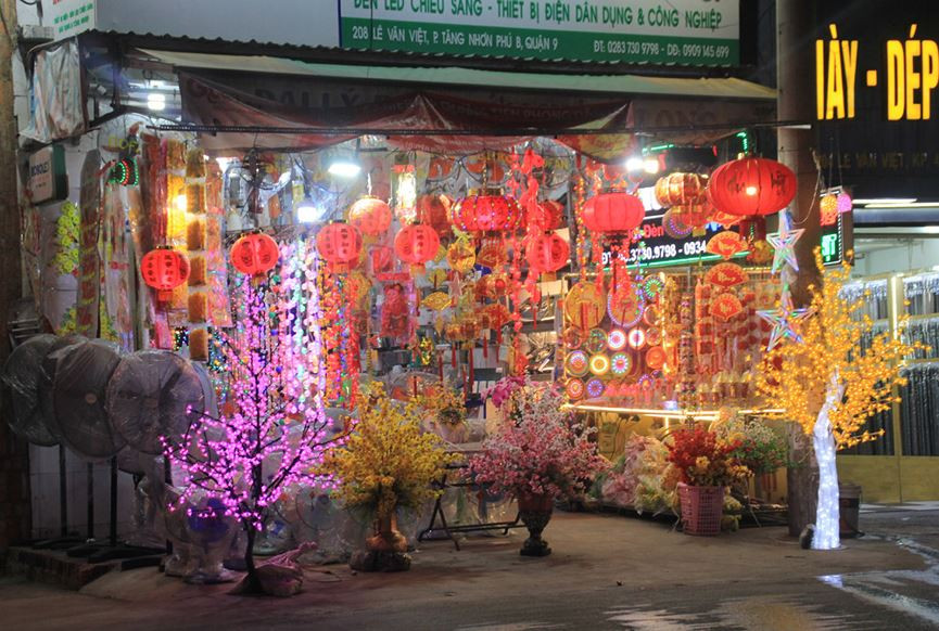 Cũng trên tuyến đường này, cửa hàng đồ điện cũng đã bày bán những chiếc lồng đèn, nhành đào nhành mai rực rỡ ánh đèn .
