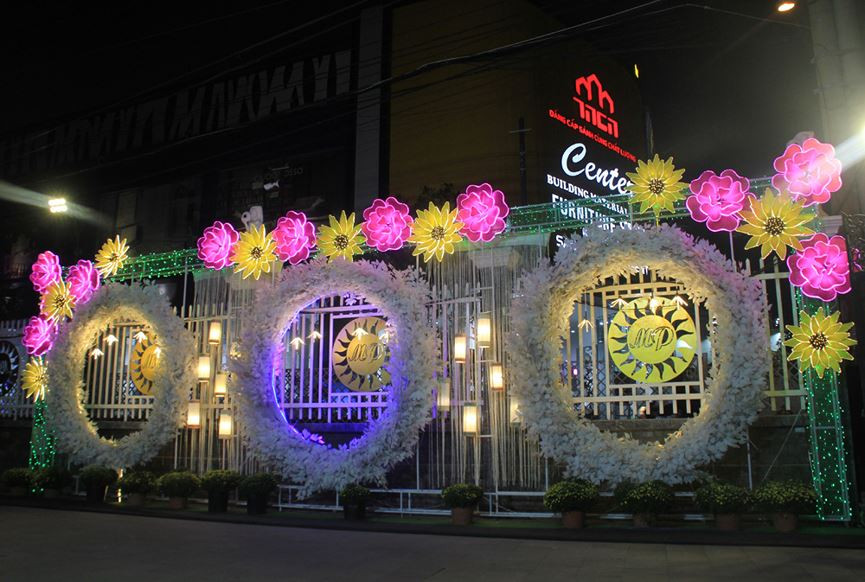 Hơn một tuần trước, một nhà hàng tiệc cưới trên đường Lê Văn Việt, quận 9 quyết định trang hoàng bên ngoài sảnh tiệc một không gian hoa mai hoa đào được cách điệu bắt mắt.