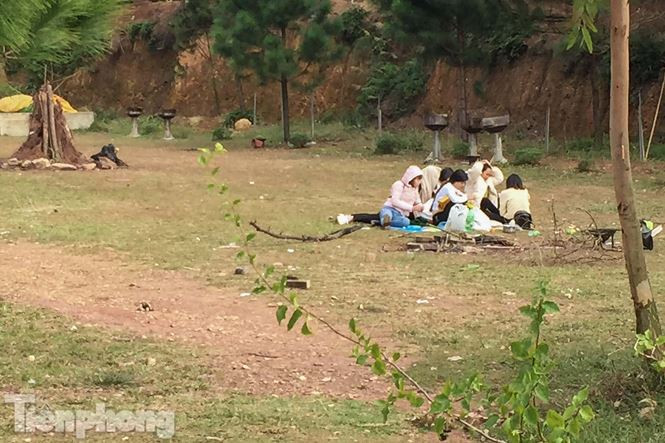 Một nhóm du khách tại khu sinh thái Thiên Phú Lâm.