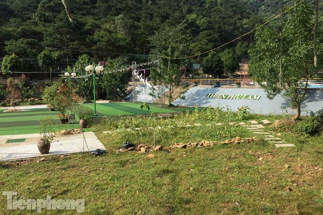 Công trình lớn "xẻ thịt" 3ha đất rừng khiến người dân bức xúc. Khu sinh thái Thiên Phúc Lâm vẫn "ngang nhiên" tồn tại và hoạt động sau khi UBND huyện Sóc Sơn khẳng định sẽ cưỡng chế trong tháng 12/2018.