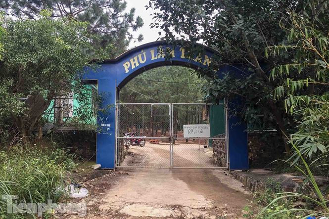 Một lối khác lên khu sinh thái đã bị khóa.