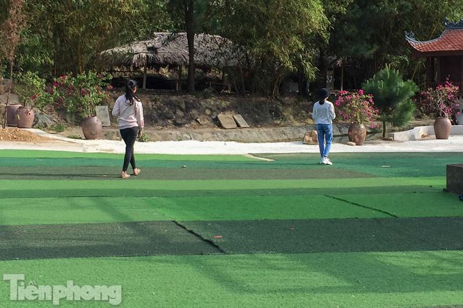 Theo nhân viên ở đây chia sẻ: "Thường du khách vẫn hay đến đây lúc trưa và chiều muộn, đặc biệt những ngày cuối tuần thì đông hơn".