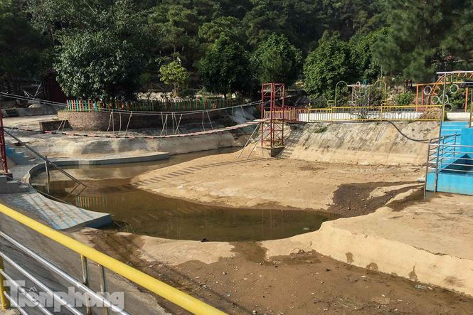 Khu sinh thái có khuôn viên rộng hoảng 3 ha với đường bê tông gồm nhiều công trình kiên cố, ao đào, bể bơi, nhà tạm và nhiều tiểu cảnh...