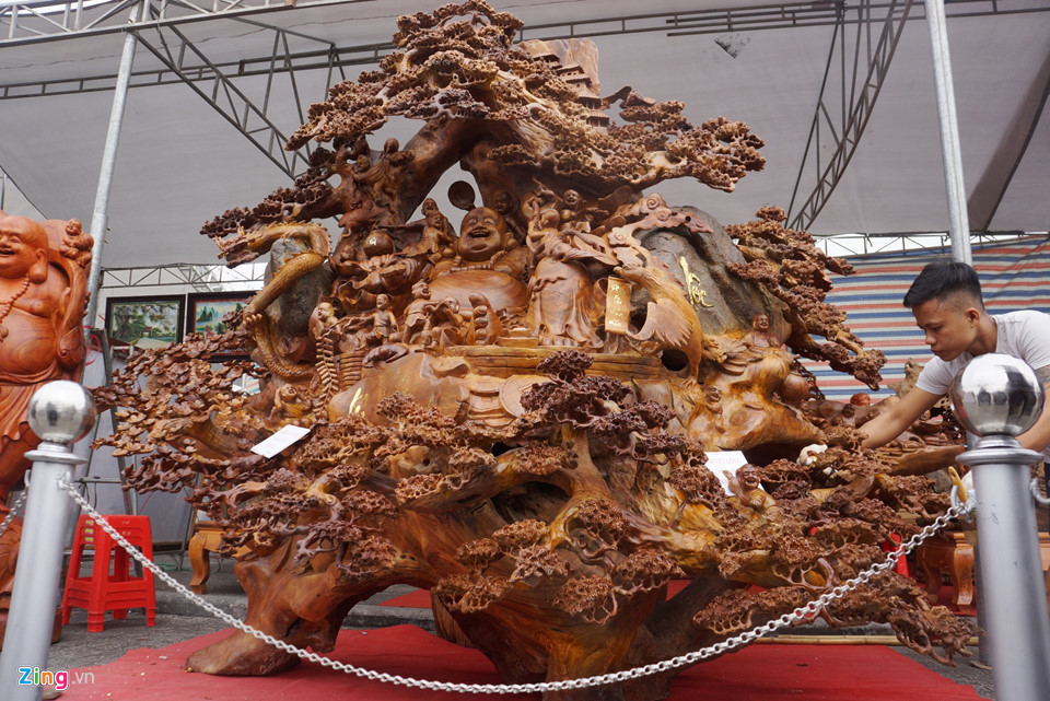 Tượng gỗ này có tên là Phúc Lộc Viên Mãn, kích thước rộng 3,5 m, dày 2 m, cao 2,6 m, nặng 3,5 tấn.