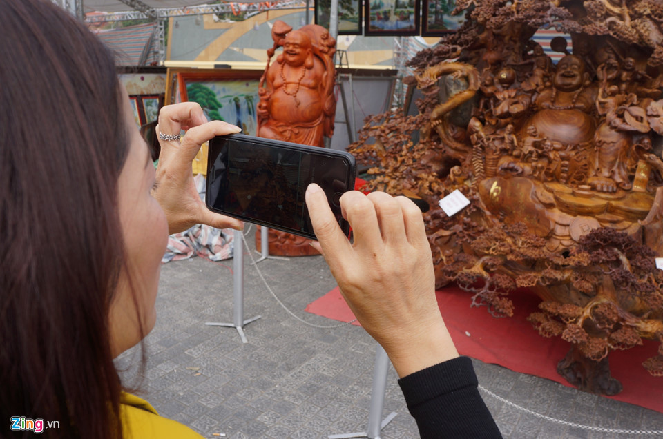 Hiện pho tượng đang thu hút nhiều người dân đến chiêm ngắm, chụp ảnh. Chủ nhân pho tượng cho biết chỉ bán sản phẩm khi có người mua đúng giá 1,2 tỷ đồng.