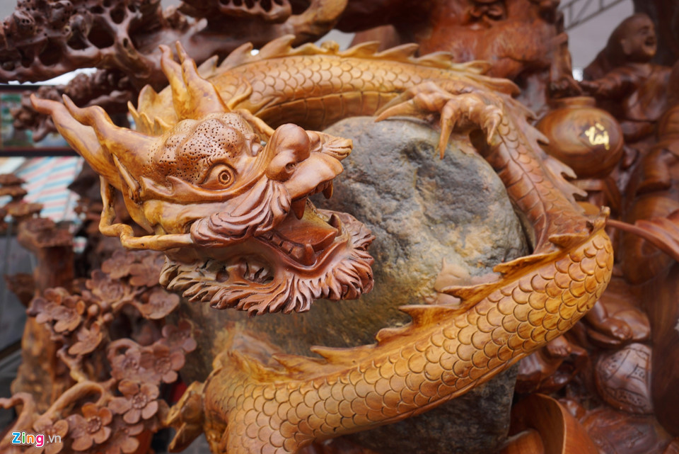 Phía bên phải Phật Di Lặc là con rồng quấn quanh phiến đá, được đục đẽo theo hình tượng Rồng thời Trần. Đầu rồng uy nghi và đường bệ với chiếc mào lửa ngắn hơn. Thân rồng tròn lẳn, mập mạp, nhỏ dần về phía đuôi, uốn khúc nhẹ, lưng võng hình yên ngựa