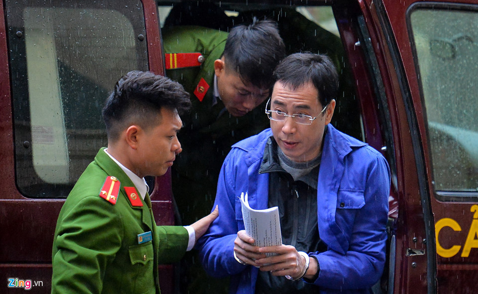 Nguyên Phó tổng giám đốc Vũ Mạnh Tùng ký 35 hợp đồng tiền gửi có kỳ hạn với tổng số 7.830 tỷ đồng. Ông Tùng là người nhận từ Nguyễn Minh Thu số tiền lớn nhất: 3,7 tỷ đồng.