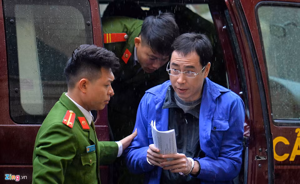 Nguyên Phó tổng giám đốc Vũ Mạnh Tùng ký 35 hợp đồng tiền gửi có kỳ hạn với tổng số 7.830 tỷ đồng. Ông Tùng là người nhận từ Nguyễn Minh Thu số tiền lớn nhất: 3,7 tỷ đồng.