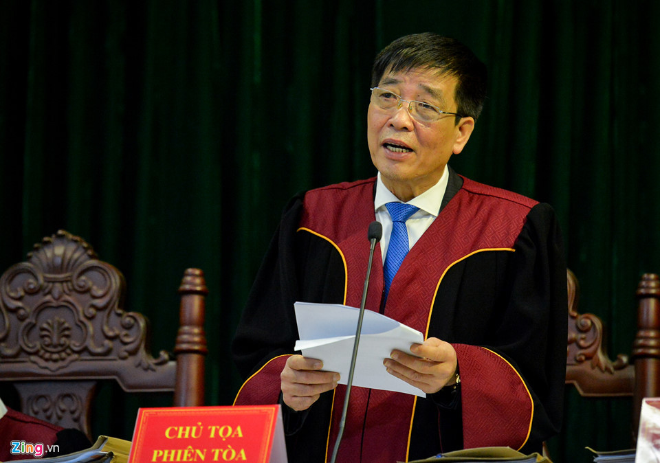 Chủ tọa phiên toà là thẩm phán Đào Bá Sơn, Phó chánh án TAND Hà Nội. 4 bị cáo trong vụ án cùng bị truy tố tội Lạm dụng chức vụ, quyền hạn chiếm đoạt tài sản và sẽ phải đối diện mức án từ 20 năm tù đến chung thân.