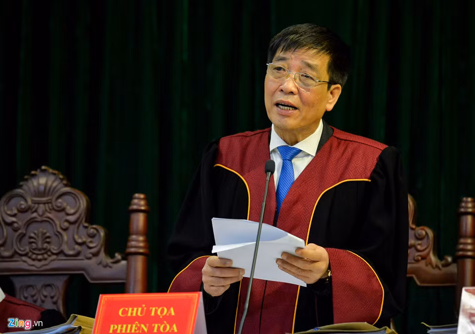 Chủ tọa phiên toà là thẩm phán Đào Bá Sơn, Phó chánh án TAND Hà Nội. 4 bị cáo trong vụ án cùng bị truy tố tội Lạm dụng chức vụ, quyền hạn chiếm đoạt tài sản và sẽ phải đối diện mức án từ 20 năm tù đến chung thân.