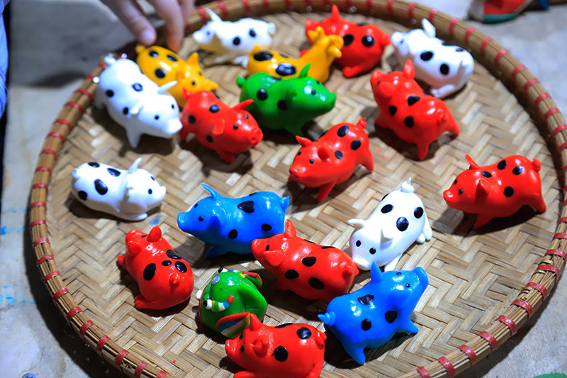 Theo anh Tú, khu vực trưng bày các sản phẩm thủ công truyền thống như: Tranh dân gian, lợn đất… được bố trí hợp lý, giúp mọi người dễ dàng tìm hiểu và trải nghiệm.