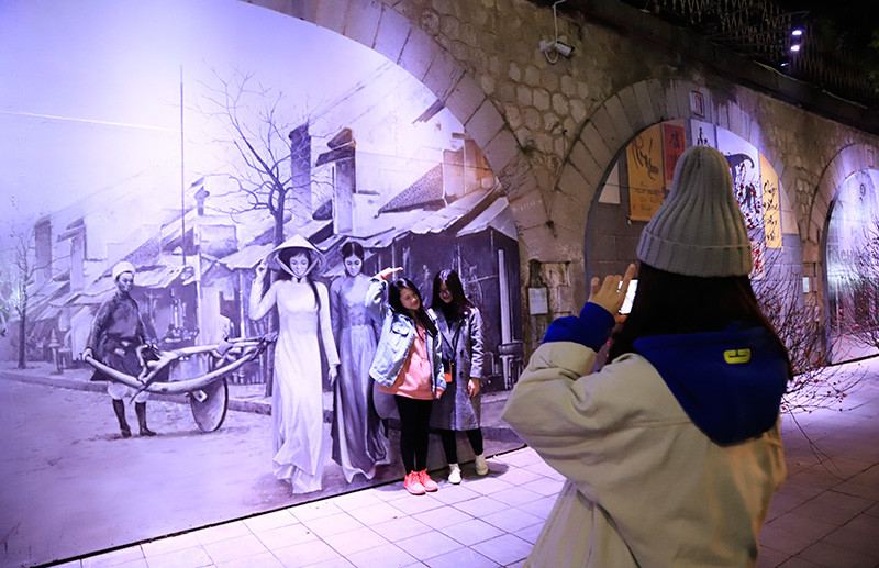 Phố bích họa Phùng Hưng lung linh trong đêm, thu hút được nhiều bạn trẻ đến chụp ảnh.