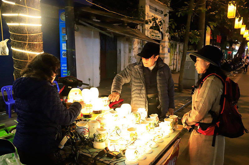 Du khách nước ngoài thích thú với những sản phẩm của Việt Nam.