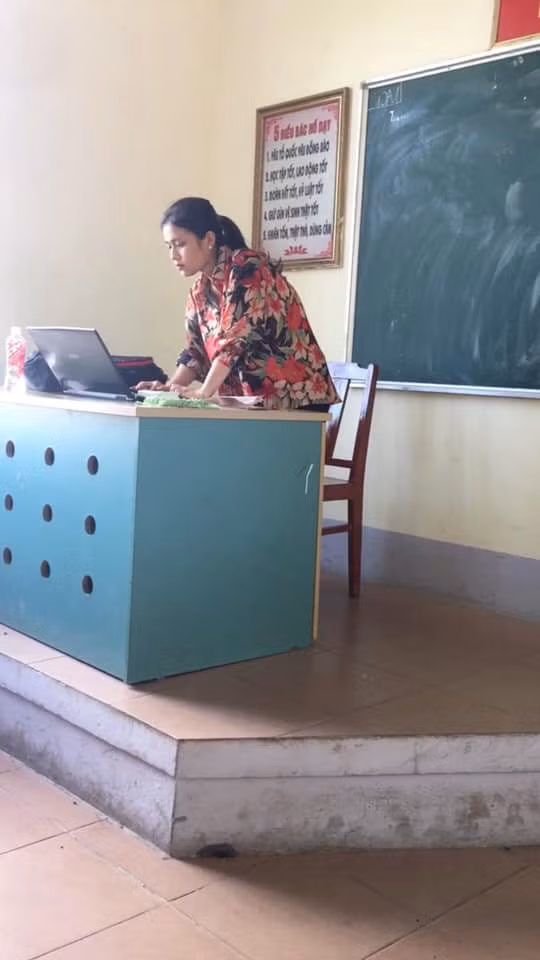 Co giao Ha Long bi hoc sinh chup len: 'Toi chi tre chu khong xinh'