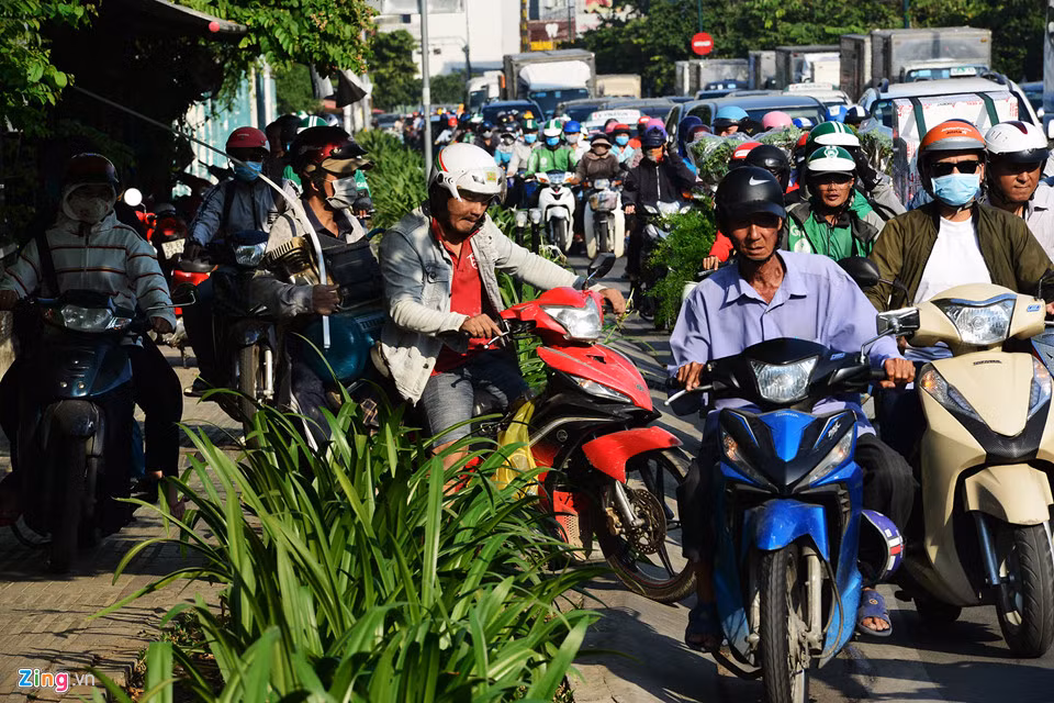 "Trong 3 ngày qua, tôi thấy lượng xe cộ lưu thông trên các tuyến đường ra vào sân bay dường như tăng đột biến, cả trong và ngoài giờ cao điểm. Nhiều người hối hả chở hàng hóa, số khác chạy xe máy vội vã len lỏi giữa những hàng dài ôtô đến ngẹt thở", ông Toàn, bảo vệ một cửa hàng khu vực này cho hay.