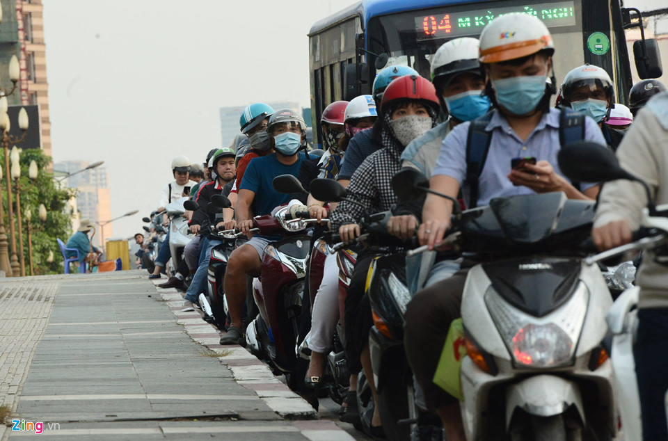 Trong những ngày qua, nhiều thời điểm cả hai chiều của các tuyến đường nối tiếp nhau này luôn trong tình trạng kẹt xe kéo dài, di chuyển khó khăn. Người chạy xe máy phải nhích chân từng chút một trên thành cầu Công Lý khi phía trước luôn đặc kín xe cộ.