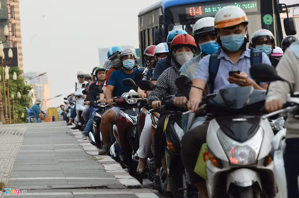 Trong những ngày qua, nhiều thời điểm cả hai chiều của các tuyến đường nối tiếp nhau này luôn trong tình trạng kẹt xe kéo dài, di chuyển khó khăn. Người chạy xe máy phải nhích chân từng chút một trên thành cầu Công Lý khi phía trước luôn đặc kín xe cộ.