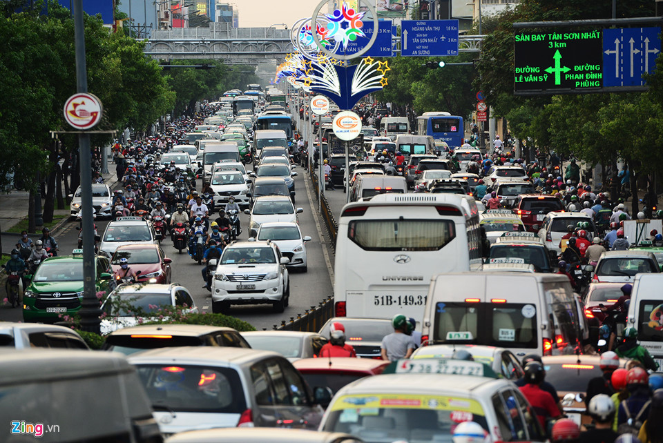 Đường Nguyễn Văn Trỗi từ cầu Công Lý hướng vào sân bay Tân Sơn Nhất và ngược lại luôn đặc kín xe cộ trong những ngày qua.