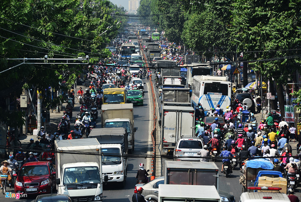 Cùng thời điểm trên, đường Quang Trung, Nguyễn Oanh, Phan Văn Trị, Nguyễn Thái Sơn... (quận Gò Vấp) hướng phía bắc vào thành phố xe cộ cũng chật như nêm, kéo dài nhiều cây số. 