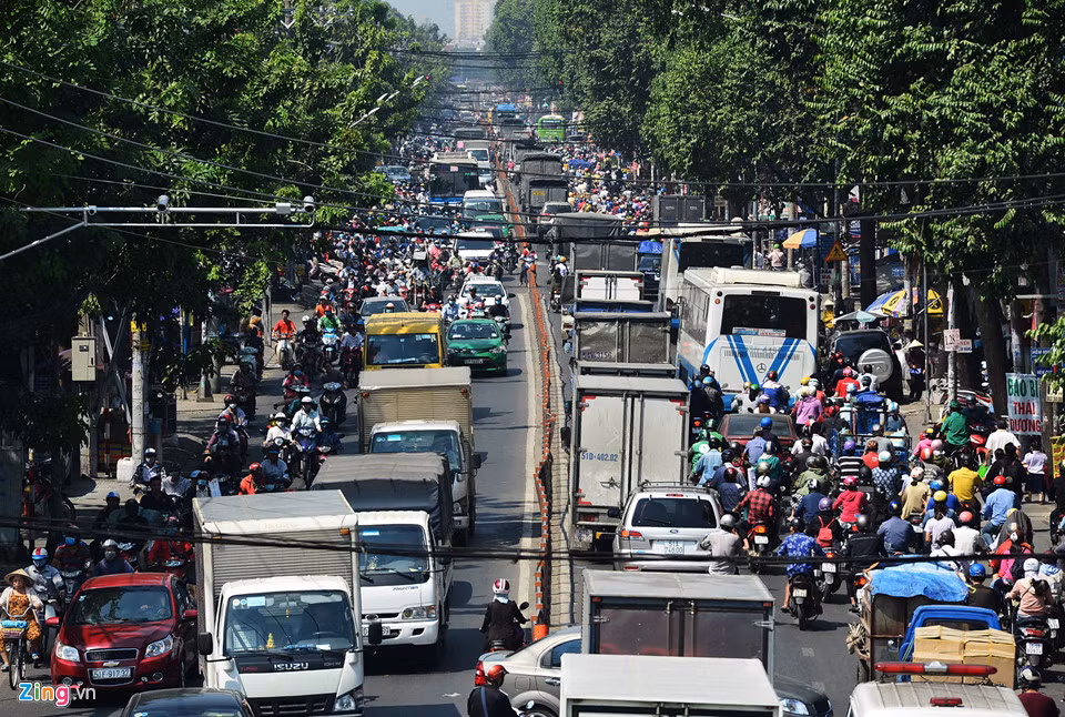Cùng thời điểm trên, đường Quang Trung, Nguyễn Oanh, Phan Văn Trị, Nguyễn Thái Sơn... (quận Gò Vấp) hướng phía bắc vào thành phố xe cộ cũng chật như nêm, kéo dài nhiều cây số. 