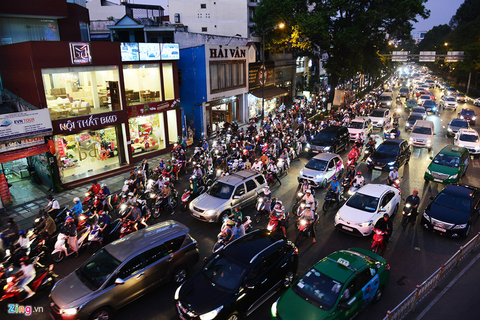 Nhiều thời điểm trong ngày, các tuyến đường khác ở cửa ngõ sân bay như Trường Sơn, Hoàng Văn Thụ, Phan Đình Giót, Phan Thúc Duyện... cũng bị tắc nghẽn kéo dài. Bên cạnh đó, rất nhiều tuyến đường ở các quận trung tâm thành phố, các cửa ngõ những ngày gần Tết thường xuyên bị ùn tắc.