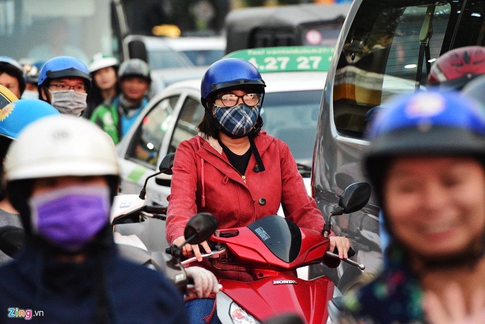 "So với ngày thường, những ngày cận Tết này ra đường là thấy ngột ngạt, xe cộ đông đúc hơn. Vừa di chuyển khó khăn vừa phải dừng chờ đèn đỏ nhiều đợt nên từ nhà lên trung tâm quận 1 và buổi chiều về nhà tôi phải mất thêm hơn 30 phút nữa", chị Đinh Thị Thúy, ngụ quận Gò Vấp cho hay.