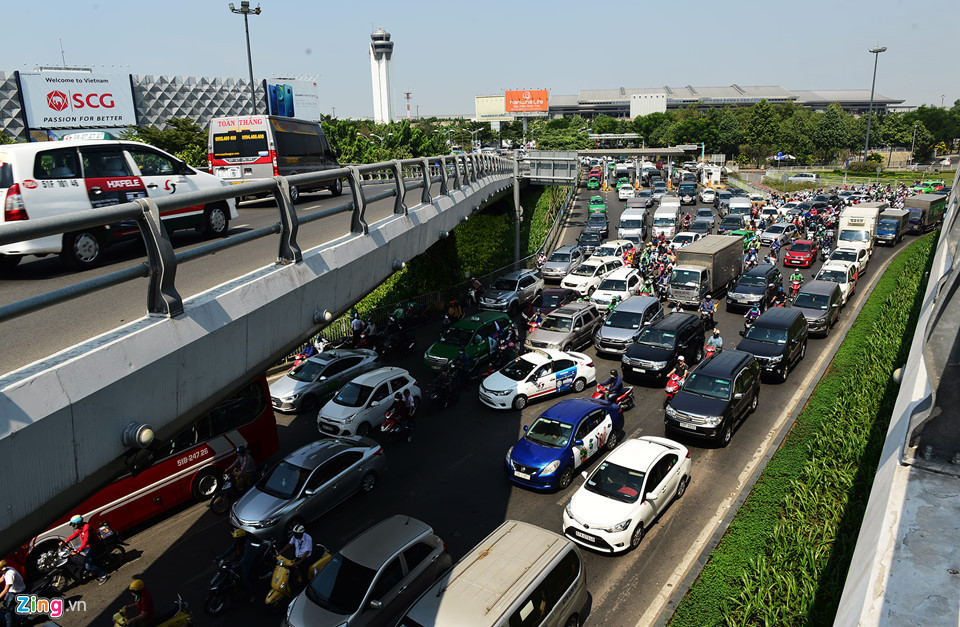 Từ những tuyến đường này, cùng dòng xe trên đường Phạm Văn Đồng hướng từ quận Thủ Đức về sân bay Tân Sơn Nhất khiến khu vực này đặc kín, tắc nghẽn trong những ngày qua.