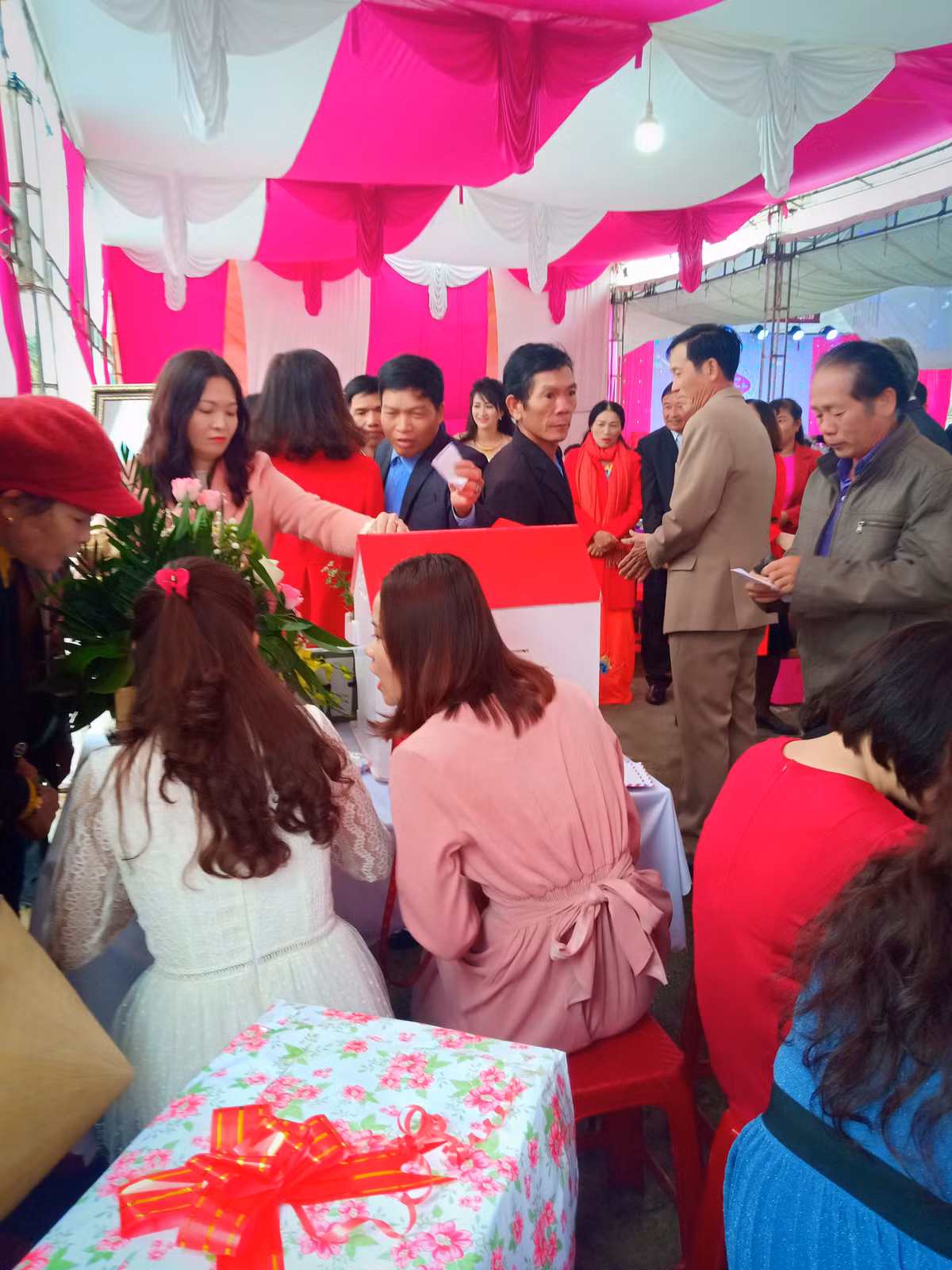 Quang Binh: Dung tru so xa to chuc dam cuoi con gai lanh dao-Hinh-3