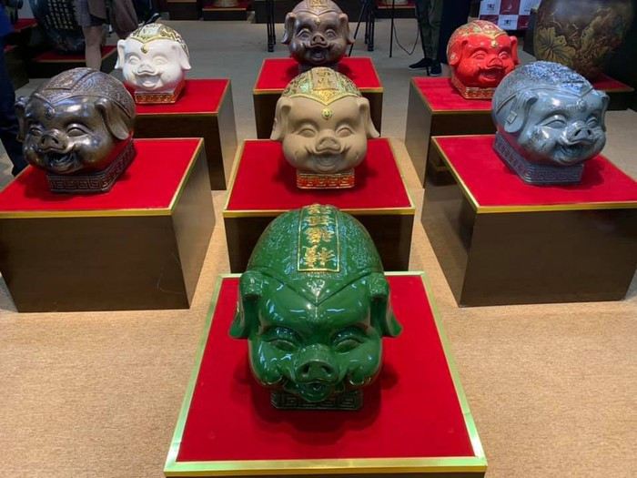 Cứ mỗi dịp Tết trên thị trường lại xuất hiện hàng loạt các sản phẩm quà tặng độc đáo phục vụ người dân chiêm ngưỡng, lựa chọn. Năm nay, sản phẩm Kỳ Linh Kỷ Hợi 2019 của nghệ nhân làng nghề Bát Tràng (thuộc Dự án 1102) được nhiều người thích thú, đón nhận.