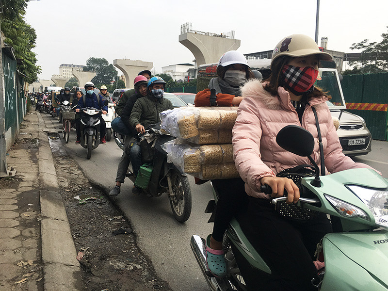 Các phương tiện lưu thông qua tuyến đường này với vận tốc chậm.