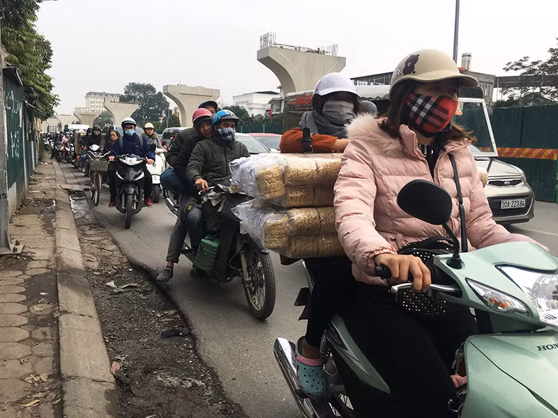 Các phương tiện lưu thông qua tuyến đường này với vận tốc chậm.