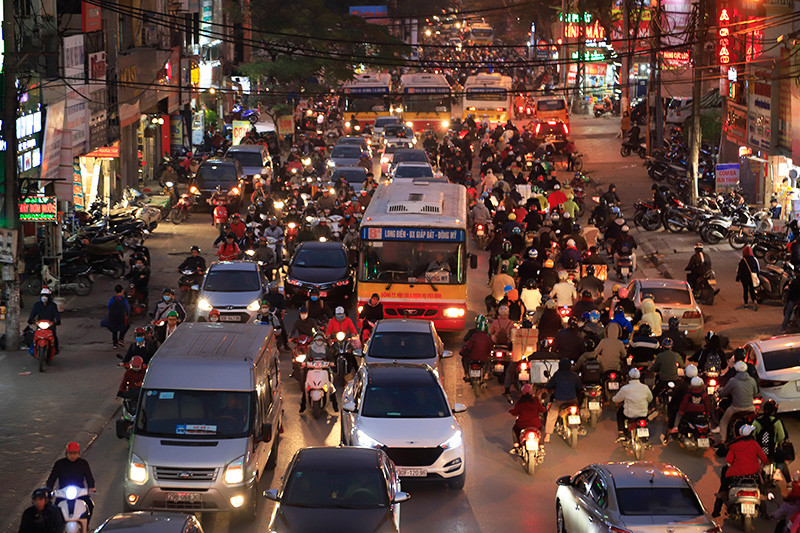 Ngã tư Vọng ùn tắc cục bộ vào giờ cao điểm. 