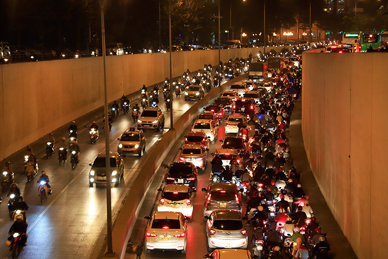 Hầm Kim Liên hướng đi Xã Đàn đông đúc phương tiện.