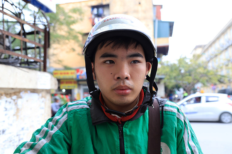 Anh Lê Văn Bách (tài xế Grab) cho hay: “Từ nhiều ngày nay, những tài xế như tôi mỗi khi di chuyển phải tránh các tuyến đường như: Chùa Bộc, Tây Sơn, Trường Chinh… Dù không trong giờ cao điểm, những tuyến đường này vẫn ùn tắc, khiến việc di chuyển của chúng tôi gặp nhiều khó khăn”.