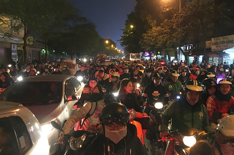 Dòng người “chôn chân” trên đường Tôn Thất Tùng.