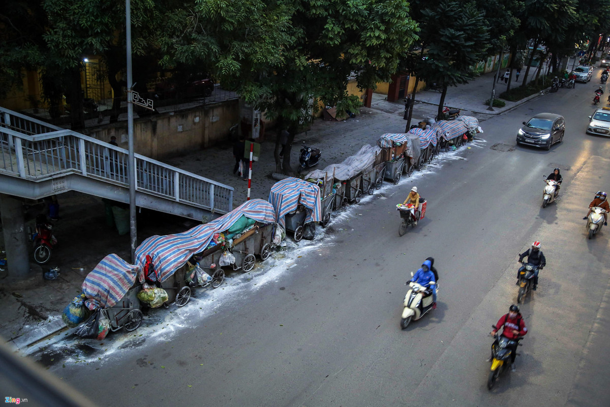 Hình ảnh xe gom rác bị dồn ứ xếp dài hàng chục mét ven đường như thế này xuất hiện ở nhiều nơi.