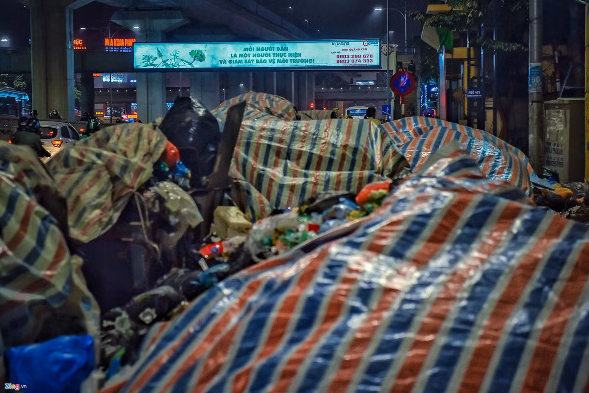 Các công nhân cố gắng bao bịt để giảm bớt mùi và không bị vương vãi ra xung quanh nhưng những đống rác cao ngất này đang dần tràn ra lòng đường.