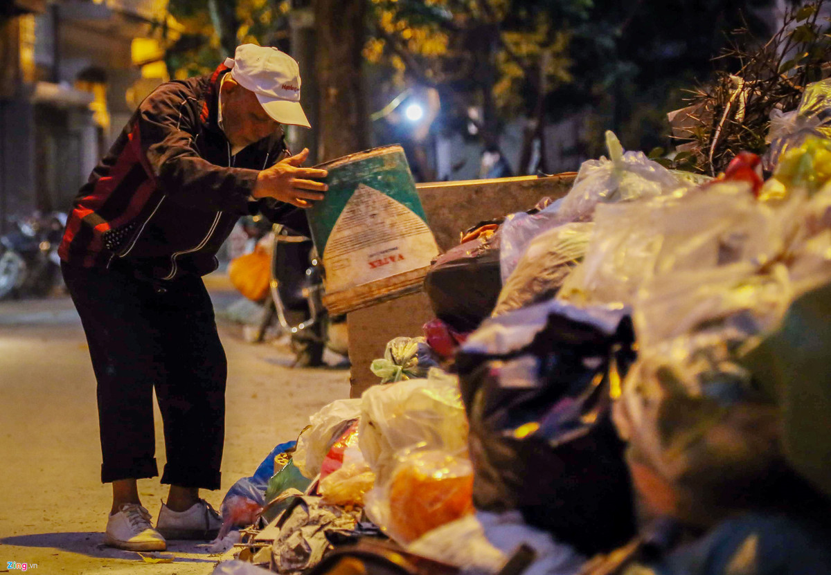 Không có xe đi gom, người dân vẫn phải mang rác thải sinh hoạt đổ ra ven đường. Hình ảnh tại phố Cự Lộc, quận Thanh Xuân.