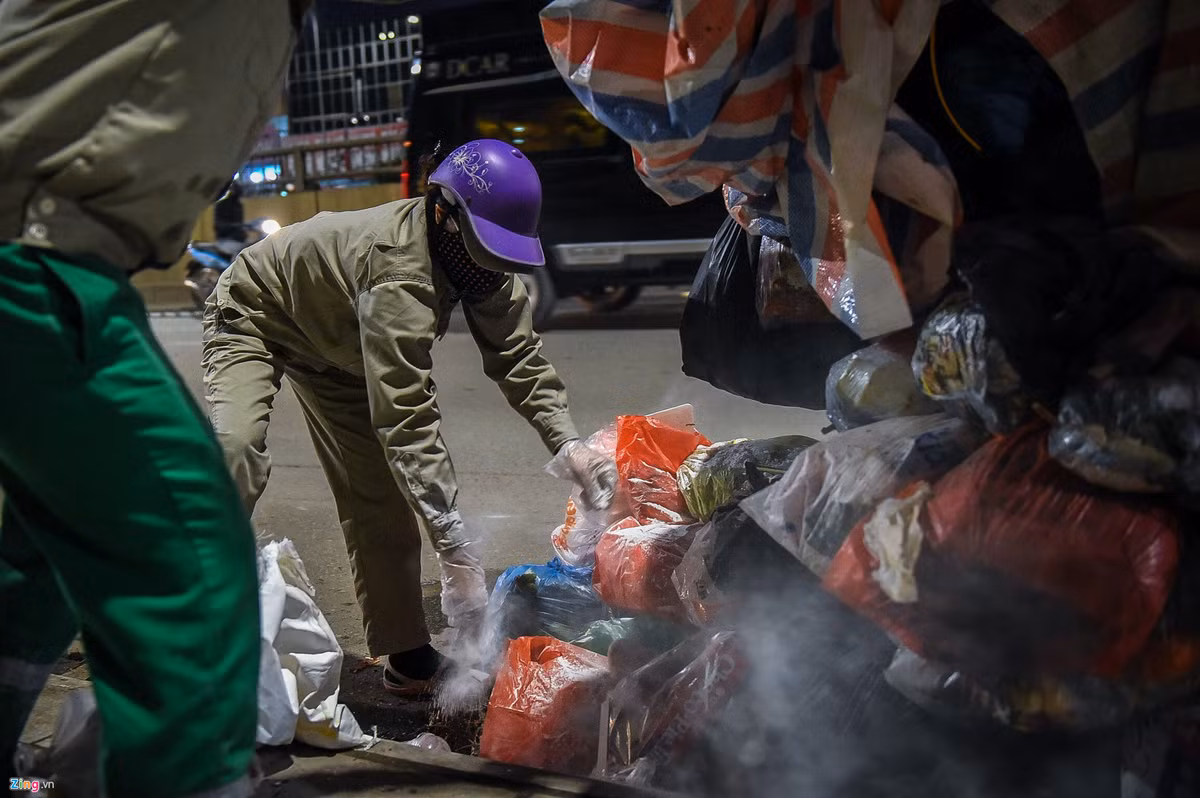 Sau đó họ xử lý tạm thời bằng cách rắc vôi bột.