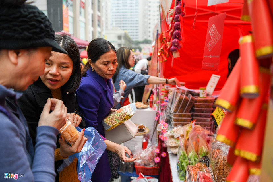 Các quầy hàng mậu dịch không còn khan hiếm như ngày xưa mà đa dạng các mẫu mã, mặt hàng ngày Tết.