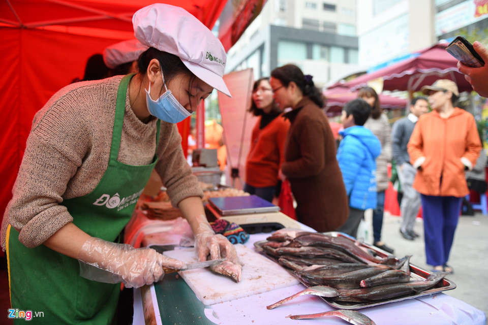 Quầy hàng chả cá trực tiếp làm sản phẩm ngay tại hội chợ.