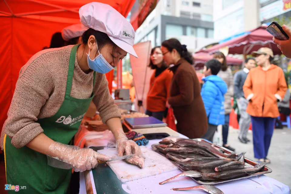 Quầy hàng chả cá trực tiếp làm sản phẩm ngay tại hội chợ.