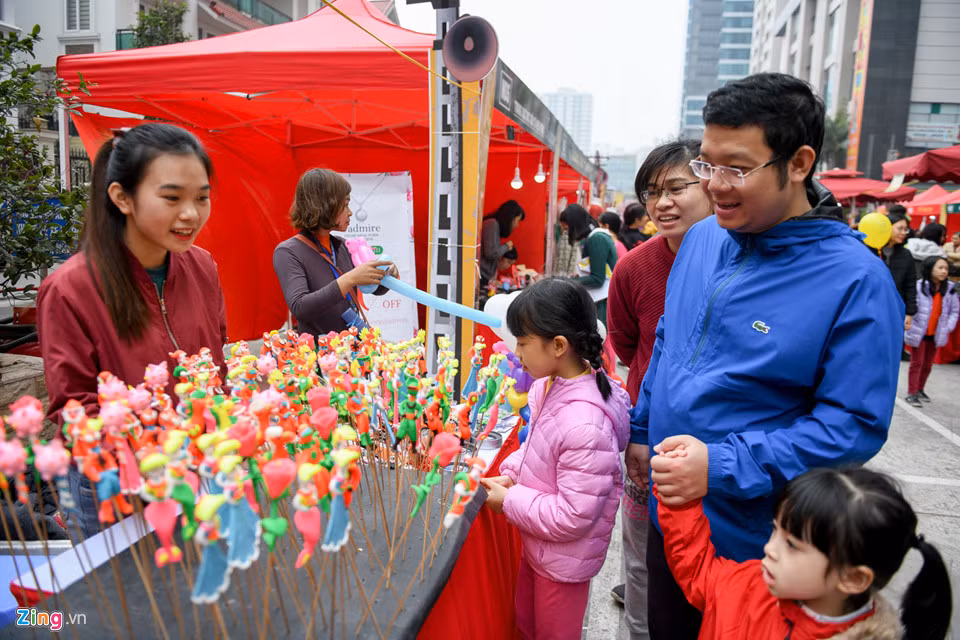 Đây là dịp để các em nhỏ có cơ hội hiểu hơn về những ngày Tết mà ông bà, cha mẹ đã trải qua thời thơ ấu.