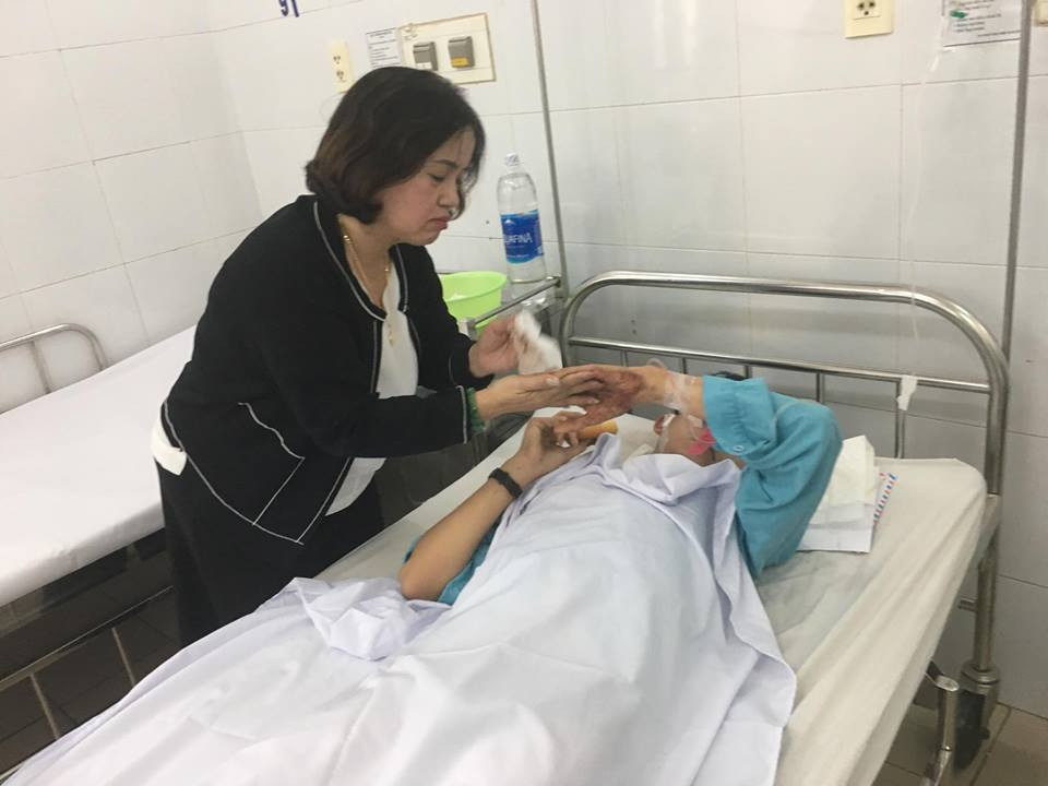 Xe khach cho sinh vien lao xuong deo Hai Van: 1 nguoi da tu vong-Hinh-2