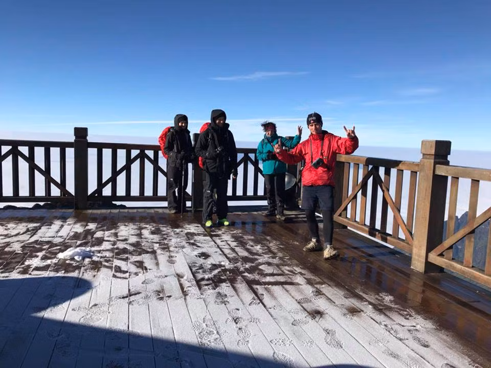 Gioi tre thich thu nan hinh tuyet tren dinh Fansipan-Hinh-4