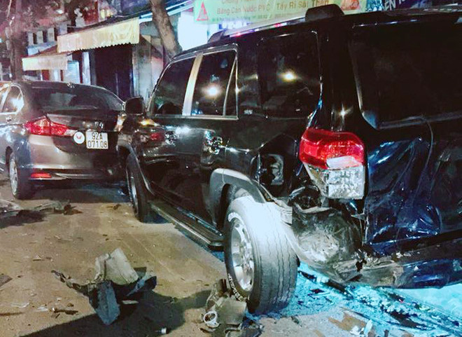  3. Lái xe BMW "ngáo đá" gây tai nạn. Khoảng 23h30 ngày 9/6/2018, xe ô tô hiệu BMW X6 mang biển số tỉnh Gia Lai lưu thông đến ngã tư Núi Thành - Phan Đăng Lưu (quận Hải Châu) thì bất ngờ tông vào đuôi xe 7 chỗ đang đỗ bên đường và 2 chiếc ôtô khác đang đỗ phía trước gây tai nạn liên hoàn. Sau khi gây tai nạn, tài xế xe BMW lái xe bỏ đi nhưng bị nhiều người đi đường đuổi theo và giữ lại.